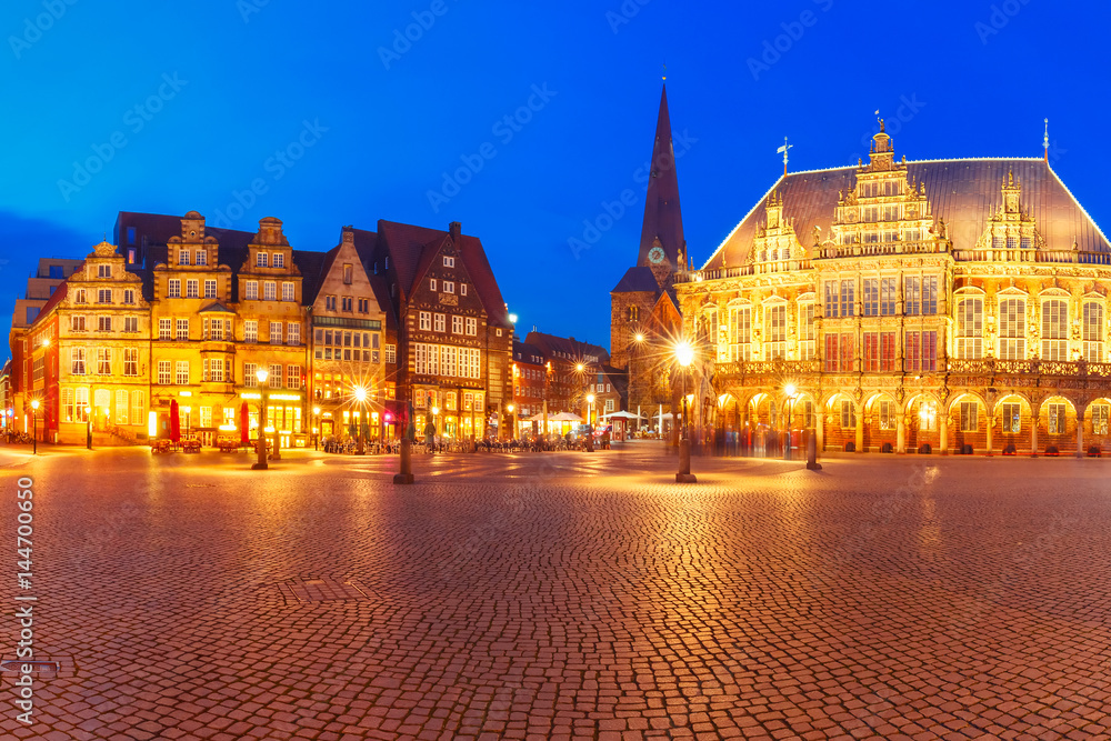 Ancient Bremen Market Square in the centre of the Hanseatic City of Bremen with famous City Hall, Church of Our Lady and Raths-Buildings, Germany