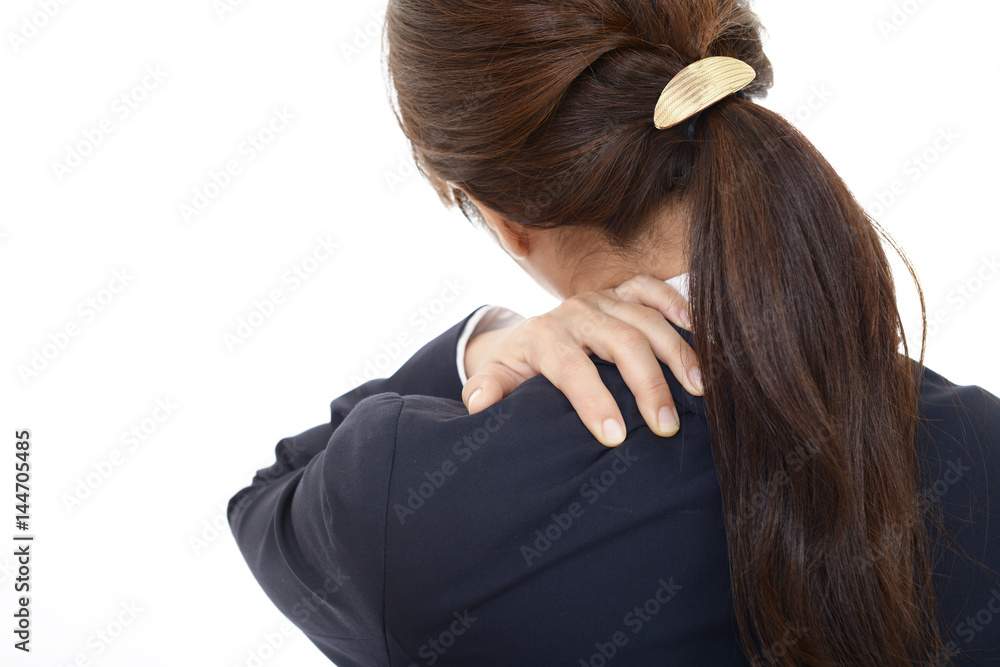 肩こりを訴える女性 肩こりを訴える女性