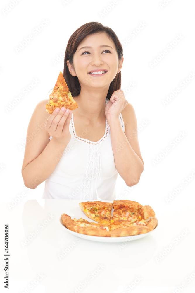 食事を楽しむ女性