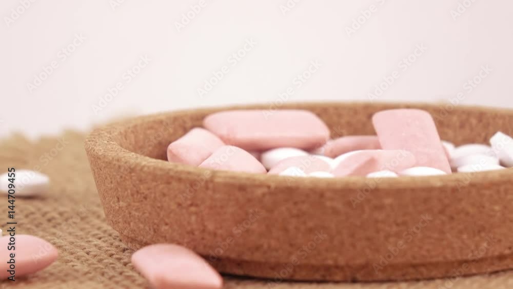 Mint tablets and chewing gum