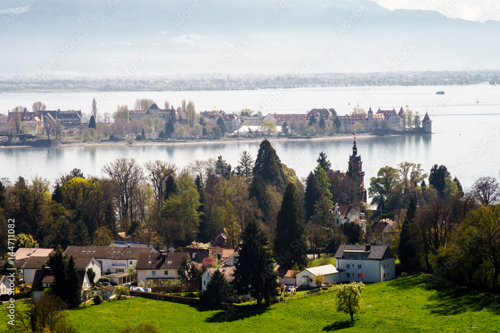 D, Bayern, Bodensee, Frühling mit Baumblüte am Bodensee, Blick auf Lindau