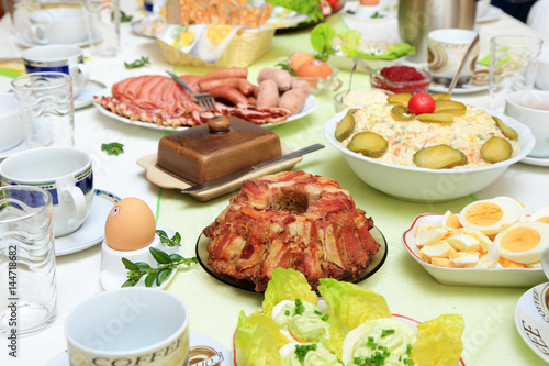 Śniadanie Wielkanocne na stole, wędliny, pieczeń i jajka.