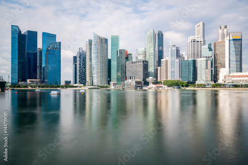 Singapore business district with skyscraper building and reflection at Marina Bay, Singapore. © ake1150
