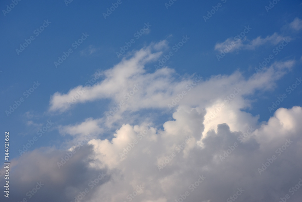 青空と雲「空想・雲のドラゴン」成功、躍進などのイメージ、下の雲に文字スペース