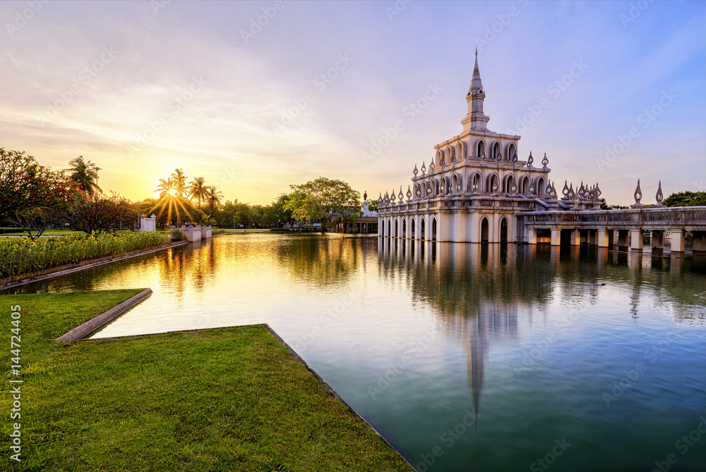 Φωτογραφία SUKHOTHAI THAMMATHIRAT OPEN UNIVERSITY-APR 17 : Thai Architecture on Pond at Sukhothai Thammathirat Open University on APRIL, 2017 at Nonthaburi, Thailand