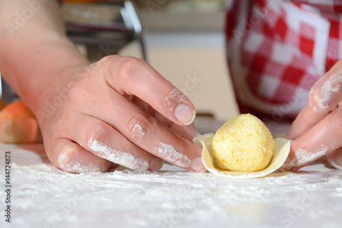 Easter sardinian sweets/Preparation of the Pardulas before cooking