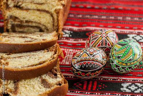 Canvas Print romanian traditional easter sponge cake and nicely decorated easter eggs