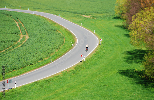 Foto einzelner Radfahrer auf einer Strasse Vogelperspektive