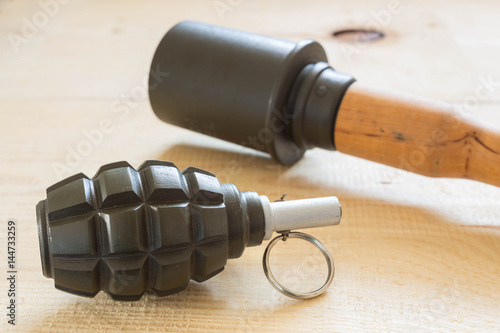 granat ręczny oraz granat przeciwpancerny na drewnie.