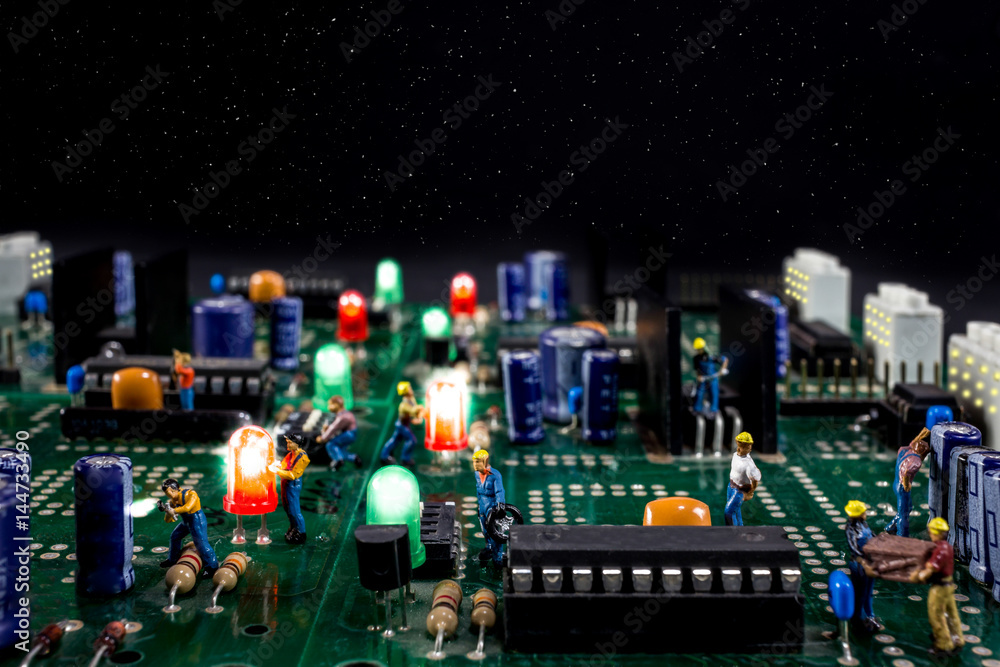 Obraz premium men working on electronic city