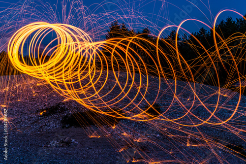 Feuerkreise durchziehen die dunkle Nacht photo