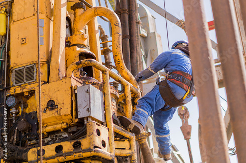 Tableau sur toile rig mechanic servicing top drive system