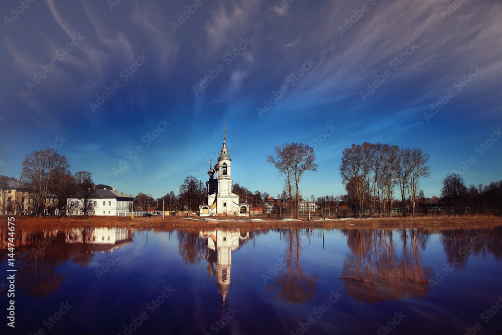 Fototapeta premium Church on the river autumn landscape in Russia