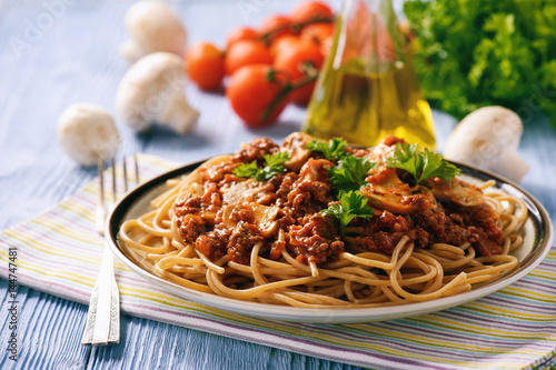 Wholegrain spaghetti with homemade bolognese sauce and mushrooms.