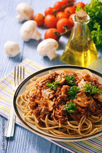 Wholegrain spaghetti with homemade bolognese sauce and mushrooms.