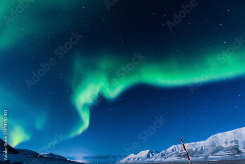 Fototapeta Naklejka Na Ścianę i Meble -  The polar Northern lights in the mountains of Svalbard, Longyearbyen, Spitsbergen, Norway wallpaper