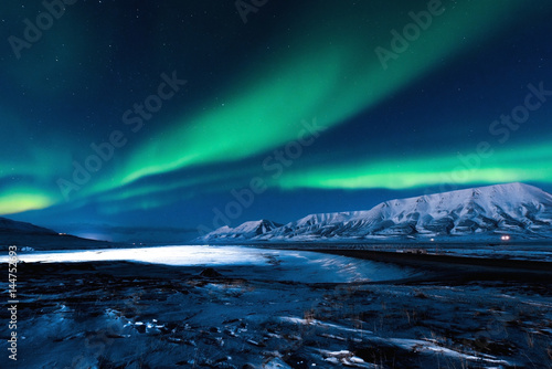 The polar Northern lights in the mountains of Svalbard  Longyearbyen  Spitsbergen  Norway wallpaper
