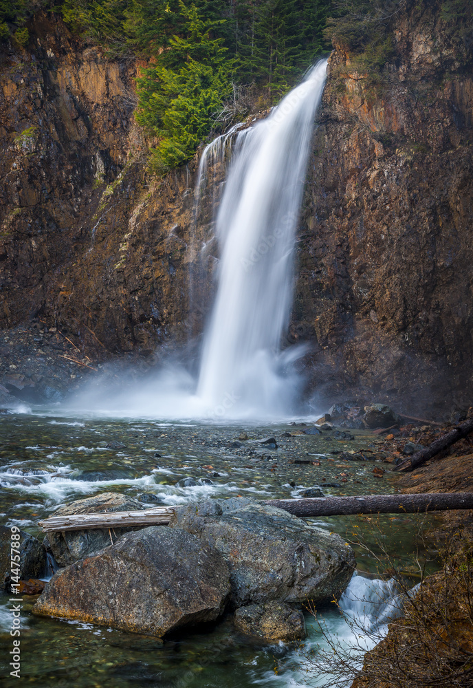 Fototapeta premium Franklin Falls ze skałą, kłodą i drzewami