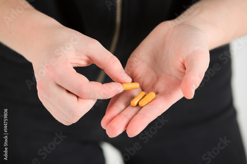 Teenager mit Tabletten