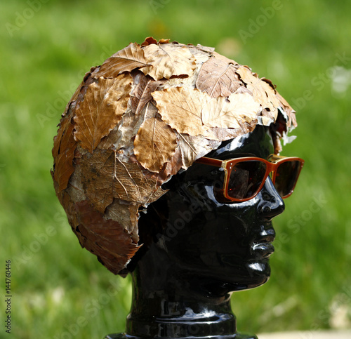 Kunstkopf mit Blätterhut photo