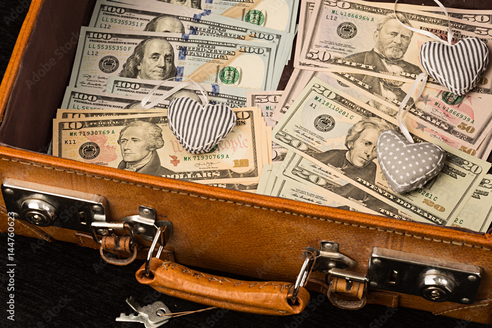 Maleta con dólares en billetes. Stock Photo | Adobe Stock