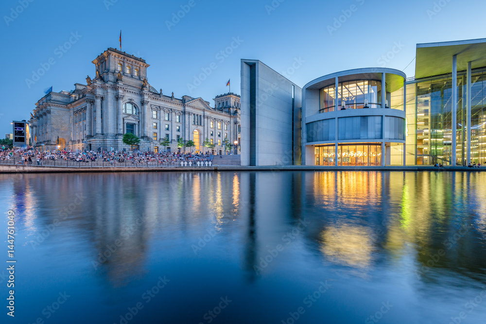 Obraz premium Dzielnica rządowa Berlina z Reichstagiem i rzeką Szprewa w półmroku, centrum Berlina Mitte, Niemcy