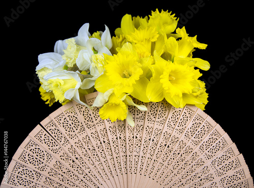 Fototapeta Naklejka Na Ścianę i Meble -  daffodil bouquet on antique wooden hand fan
