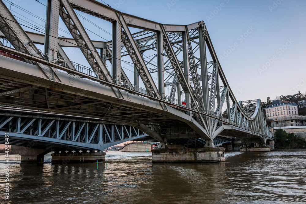 Les ponts ferroviaire et routier de La Mulatière vu des quais de Saône à Lyon Les ponts ferroviaire et routier de La Mulatière vu des quais de Saône à Lyon