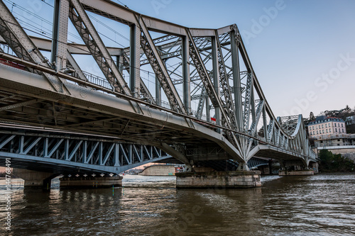 Les ponts ferroviaire et routier de La Mulatière vu des quais de Saône à Lyon