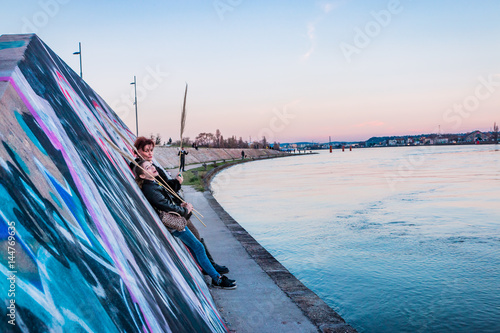 Femme et fillette sur les Quais de Saône près de la confluence à Lyon