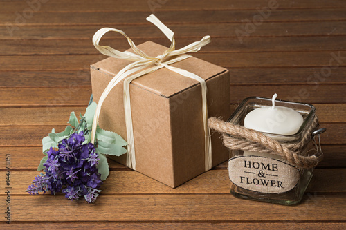 Fototapeta Naklejka Na Ścianę i Meble -  Flores de lavanda, vela y caja de cartón 1.