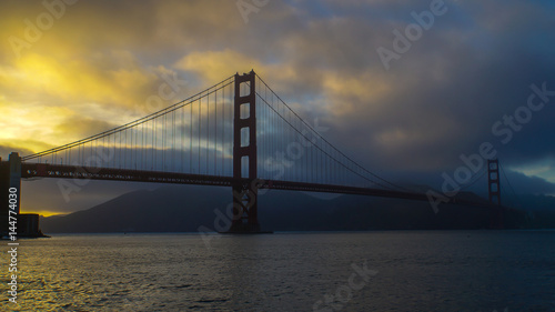 San Francisco - Golden Gate Bridge mit leuchtendem Himmel
