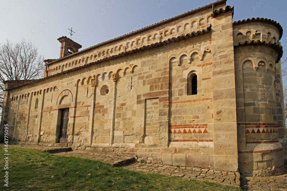 la chiesa romanica di San Secondo presso Cortazzone (Asti)