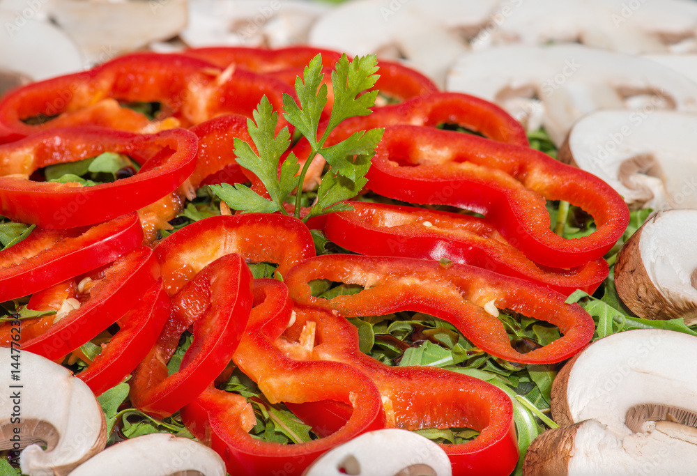 Salat mit Paprika und Pilze geschnitten bei Nahaufnahme Salat mit Paprika und Pilze geschnitten bei Nahaufnahme