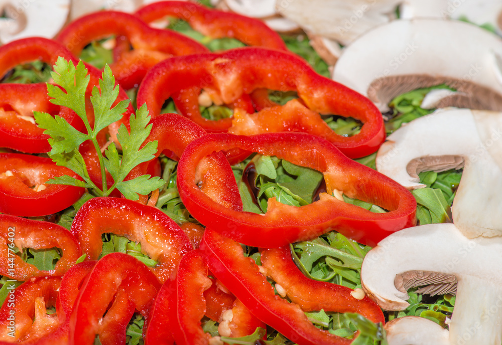 Salat Nahaufnahme mit Paprika, Petersilie und Pilze Salat Nahaufnahme mit Paprika, Petersilie und Pilze