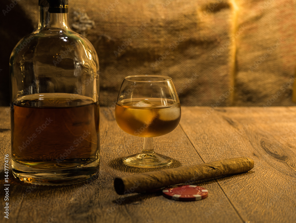 Whisky Flasche, Whisky Glas mit Eiswürfeln und eine Zigarre - obrazy, fototapety, plakaty 