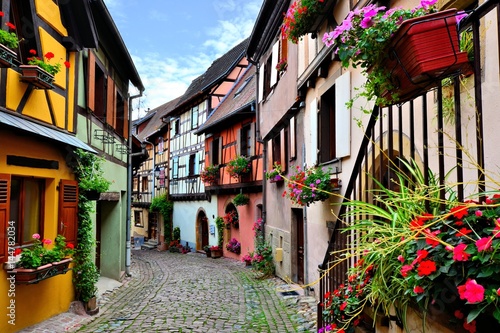 Fototapeta Naklejka Na Ścianę i Meble -  Quaint colorful cobblestone lane in the Alsatian town of Eguisheim, France