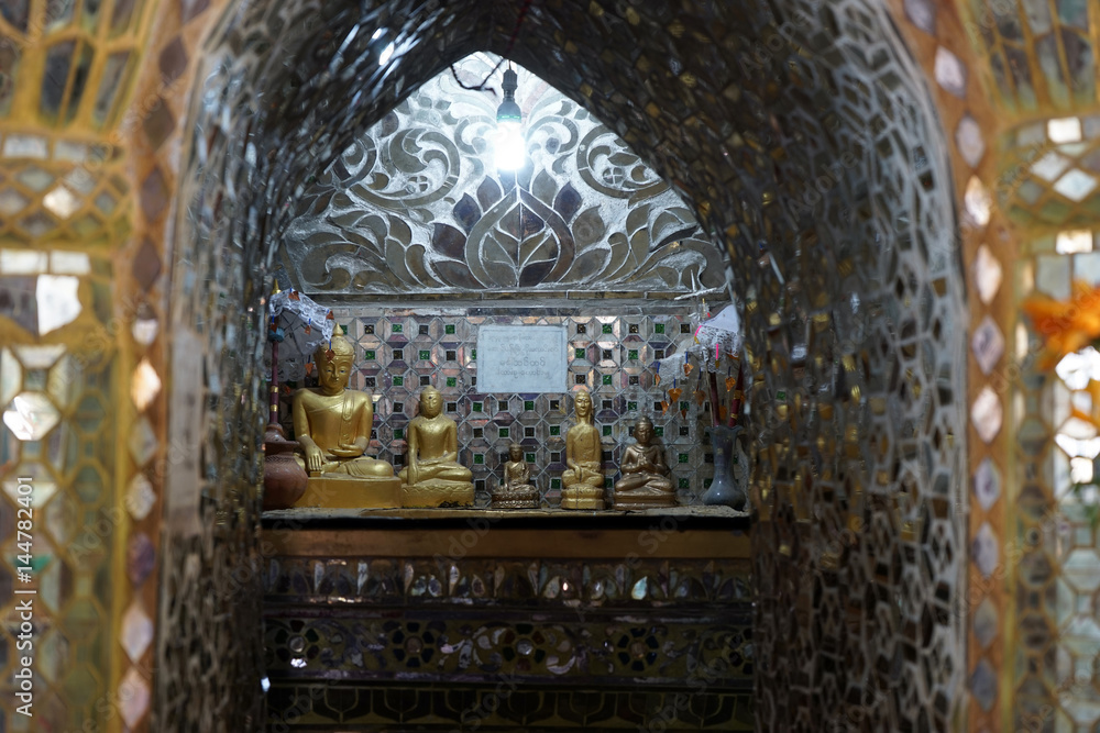 Fototapeta premium Buddhas in cave