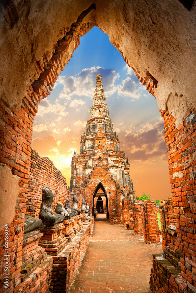 Wat Chaiwatthanaram temple. Ayutthaya Historical Park, Phra Nakhon Si, Ayutthaya, Thailand - obrazy, fototapety, plakaty 