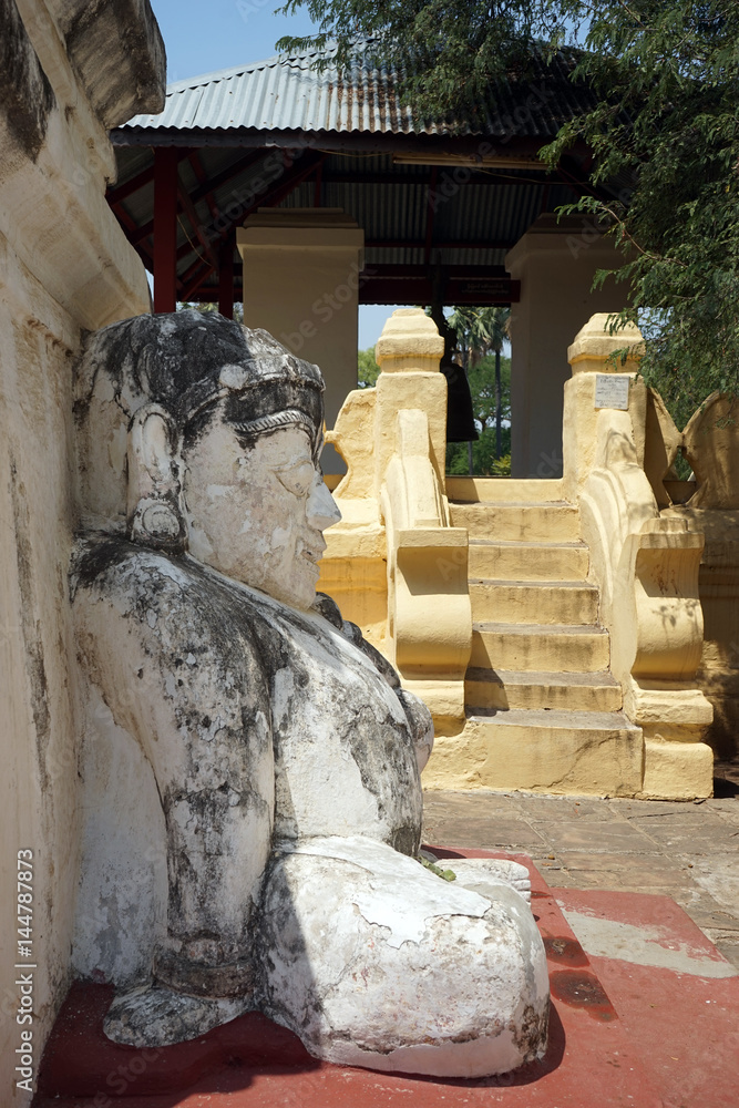 Obraz premium Sculpture and steps