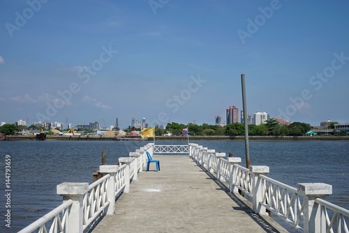 Fototapeta Naklejka Na Ścianę i Meble -  The pier across the river can swing a large boat. To bring passengers across to the shore.