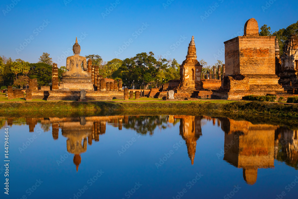 Fototapeta premium Wat Mahathat Temple in the precinct of Sukhothai Historical Park, a UNESCO world heritage site, Thailand