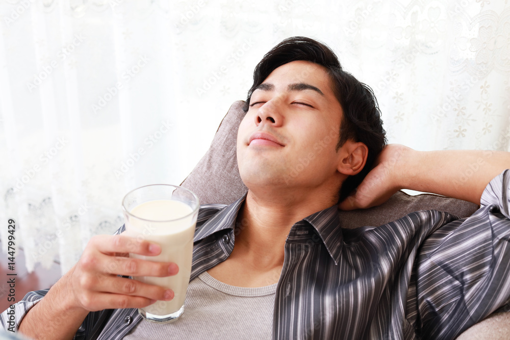 牛乳を飲む男性 牛乳を飲む男性