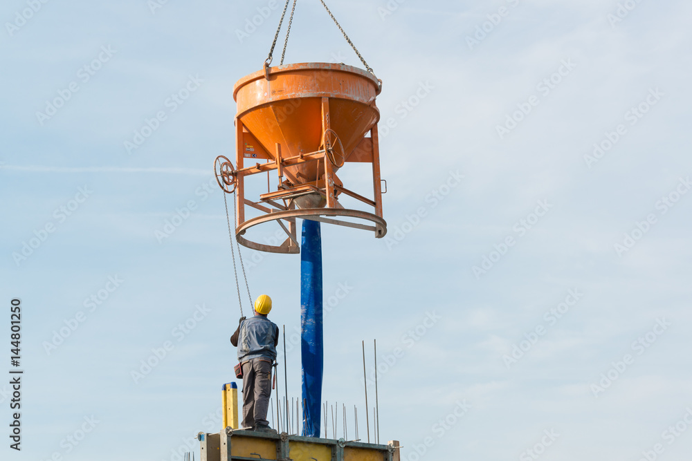 Beton wird aufgefüllt