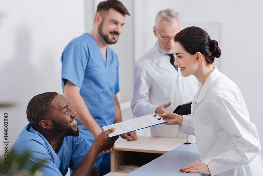 Obraz premium Helpful specialists enjoying cooperation in the clinic