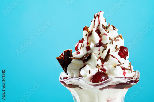 Foto Delicious ice cream sundae with flake