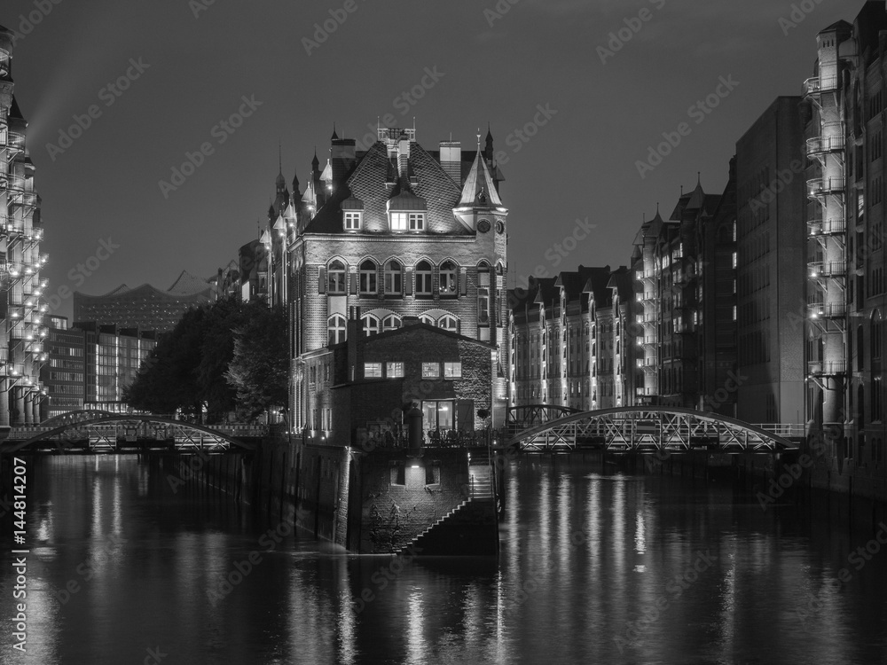 Hamburg bei Nacht in Schatz-Weiß