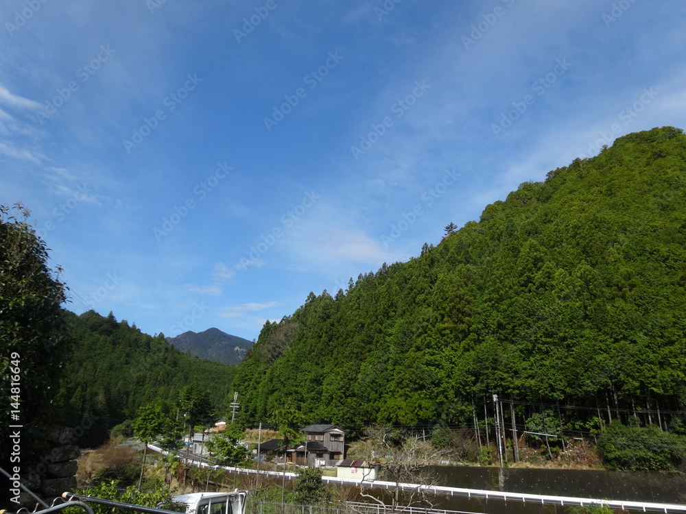 田舎の山と青空 田舎の山と青空