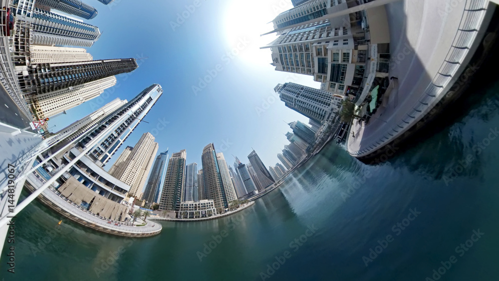 Naklejka premium widok na centrum Dubaju z futurystycznymi wieżowcami