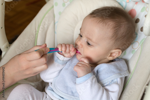 Bild auf Leinwand Feeding a five month old baby with a spoon